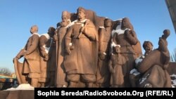 Поряд розташована багатофігурна стела, створена за мотивами Переяславської ради 1654 року. У її центрі – український гетьман Богдан Хмельницький та московський посол Василь Бутурлін