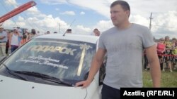 Ришат Гайнетдинов бүләкнең кемнән икәне русча гына язылган машина янында