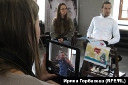 Презентация проекта «Гимназия» в Мариуполе. На фото: слева направо Анастасия Евдокимова, Андрей Палатный