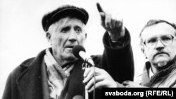 Выступае Васіль Чыж – яго бацька быў ахоўнікам «жывёльных могілак». Дзеці бегалі за агароджу і бачылі, як шавялілася зямля, з-пад якой тырчэлі рукі людзей і чуліся стогны. Справа на фота – Міхась Булавацкі