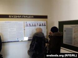 На ўваходзе ва ўчастак для галасаваньня