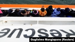 Куткаруучу кеменин бортундагы мигранттар. 10-июнь, 2018-жыл.