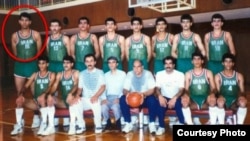 ایرج خدری با دایره قرمز در سمت چپ تصویر مشخص شده است