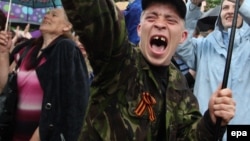 Святковий мітинг до оголошення результатів «референдуму про статус Луганської області» в Луганську, 12 травня 2014 року