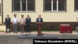 2017-жылы 30-июнда экс-президент жаңы батирдин ачкычтарын тапшыруу аземине катышкан