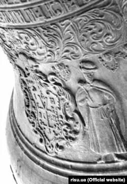 «Мазепин дзвін» в Оренбурзі. Видно герб і постать Івана Мазепи з булавою