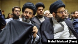 مسعود خامنه‌ای (چپ) در کنار برادرش میثم