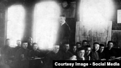 Сафаҗәй мәдрәсәсе шәкертләре. Укытучылары - Габделбәр Хәбибуллин. 1907 ел