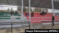 Жумушчулар ат майдандагы отургучтарды орнотуп жатат.