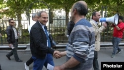 Armenia - Opposition leader and mayoral candidate Nikol Pashinian campaigns in Yerevan's Arabkir district, 27Apr2017.