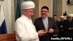 РИУ ректоры Рафик Мөхәммәтшин Әлбир Кргановка язу карасы белән каләм тапшыра