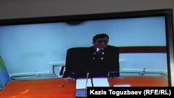 Председатель специализированного межрайонного суда по делам несовершеннолетних города Алматы Женис Карибаев оглашает приговор по делу «о торговле младенцами». Алматы, 5 июля 2016 года.