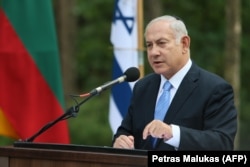 بنیامین نتانیاهو رهبر حزب حاکم لیکود در شمار نخستین سیاستمدارانی بود که به آقای گانتز حمله کرد و او را «یک چپ‌گرا» و فردی «ضعیف» خواند.