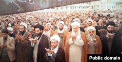 احمد آذری قمی (سوم از راست) در کنار احمد جنتی و علی مشکینی در نماز جمعه