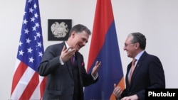 Armenia - Foreign Minister Zohrab Mnatsakanian (R) and U.S. Deputy Assistant Secretary of State George Kent are about to sign an agreement after the first session of the U.S.-Armenia Strategic Dialouge in Yerevan, May 7, 2019.