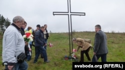 Ускладаньне кветак да Крыжа памяці