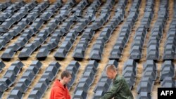 1941-45-жылдары Бобруйск шаарынын жанында өлгөн 1000 немис аскердин сөөктөрүн кайра көмүү учуру. Беларус. 11-август 2011