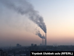 Вид на ТЭЦ Бишкека на рассвете. Январь 2019 года.
