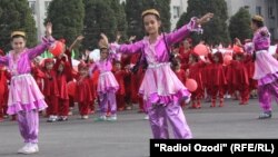 Таҷлили ҷашни истиқлолияти Тоҷикистон. Акс аз бойгонӣ.