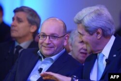 جان کری و جیسون رضائیان، خبرنگار واشینگتن‌پست، پس از آزادی