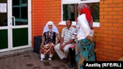 Әнисә Закирова мәчеткә килүчеләр белән аралаша