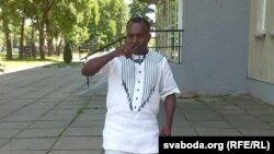 Амос Акпанурам у нігерыйскай вышыванцы