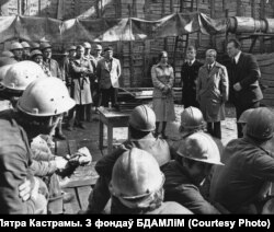 Яўгенія Янішчыц, Яўген Каршукоў (стаіць першы справа) і Міхась Скрыпка (стаіць другі справа) выступаюць перад будаўнікамі менскага мэтро. 1980-я гг. Фота Пятра Кастрамы. З фондаў БДАМЛіМ