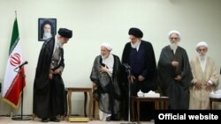 آخرین دیدار اعضای مجلس خبرگان رهبری با رهبر جمهوری اسلامی؛ محمود هاشمی شاهرودی با ۶۷ سال سن جوان‌ترین فرد حاضر در این عکس است و احمد جنتی با ۸۹ سال، مسن‌ترین.