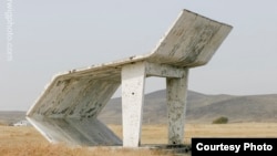 Автобусная остановка в степи недалеко от Тараза. Фото Кристофера Хервига.