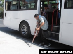 Jemgyýetçilik transportyndan inmekçi bolýan mümkinçiligi çäkli bir adam. Aşgabat.