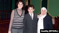 Һади Атласиның оныгы Әлфия Атласова, улы Әмир һәм язучы Фәүзия Бәйрәмова