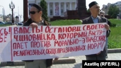 Казанның Ирек мәйданында үткән митингтан бер күренеш.