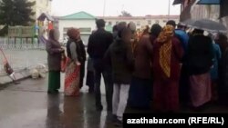 Aşgabadyň döwlet dükanlarynyň biriniň öňünde azyk nobatynda duran ýaşaýjylar (Illýustrasiýa suraty)