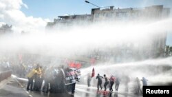 پلیس در ازمیر از خودروهای آب‌فشان علیه معترضان استفاده کرده است