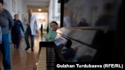 Аялдар бөлүмүндөгү пианино.