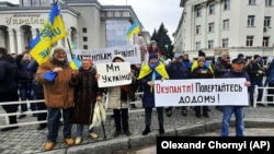 Далі в Херсоні був вже мирний спротив окупації. Херсонці декілька разів виходили на багаточисельні мітинги в центр міста.