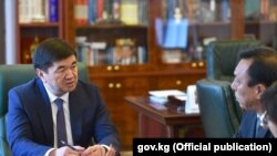 Мухаммедкалый Абылгазиев менен Мэн Фанчунь.