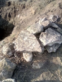 Фото з місця пограбування кургану біля села Григорівка