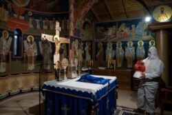 Працівник проводить дезінфекцію в монастирі Кастрітсіс в Греції. Квітень 2020 року