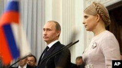 Тодішні прем'єр-міністри України і Росії, Юлія Тимошенко і Володимир Путін, під час спільної прес-конференції в українському Криму. Ялта, 19 листопада 2009 року