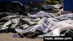 Тіла загиблих внаслідок обстрілу залізничного вокзалу в Краматорську. За останніми даними, там загинули 39 людей