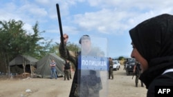 Мигрант кыз македон полициясы менен. 21-август, 2015-жыл