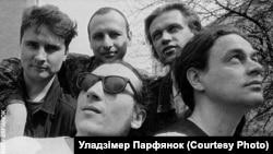 Алег Тумашоў (крайні зьлева) з музыкамі Ulis. 1993 год