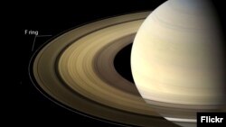 زحل و حلقه‌هایش