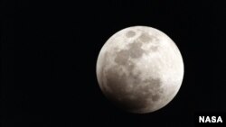 Ай - Җирнең бердәнбер иярчене