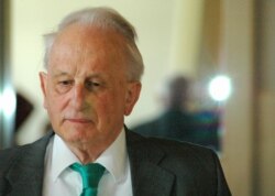 رولف هوخوت در حاشیه تمرین یکی از نمایشنامه‌هایش برای اجرا در برلین