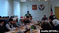 Конференциядә Фаиз хәзрәт Мөхәммәтшин чыгыш ясый