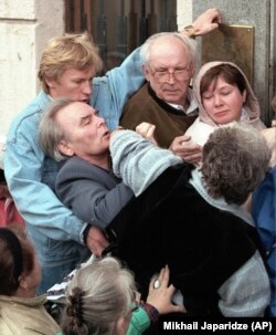 Москвичі штовхаються, поспішаючи увійти до банку в надії забрати свої заощадження 27 серпня 1998 року, оскільки вартість рубля різко падає