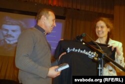 Майку зь лягатыпам кампаніі «Будзьма беларусамі» атрымлівае Віктар Каралькоў