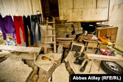 Toprak süýmesinden soňra Abžanyň öýüniň zemininde dörän jaýryklar